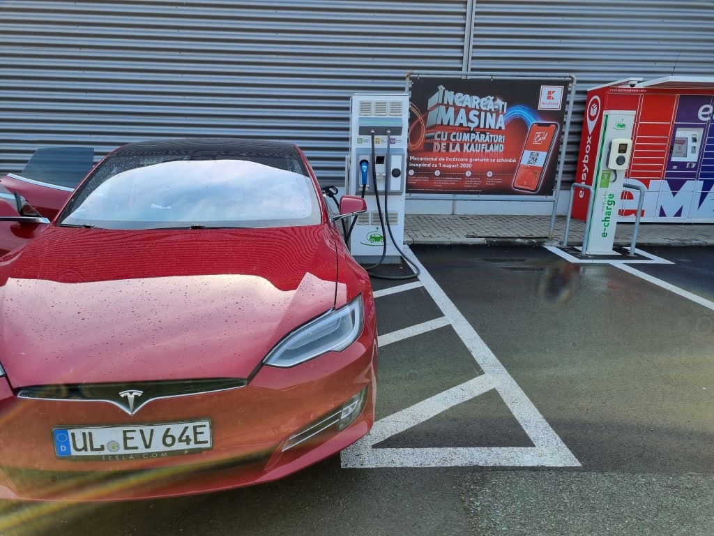 TESLA Model Y  … anstatt uns lange an Grenzen anzustellen, fahren